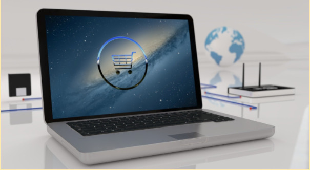 Imagem de um computador com a tela remetendo a compras online.