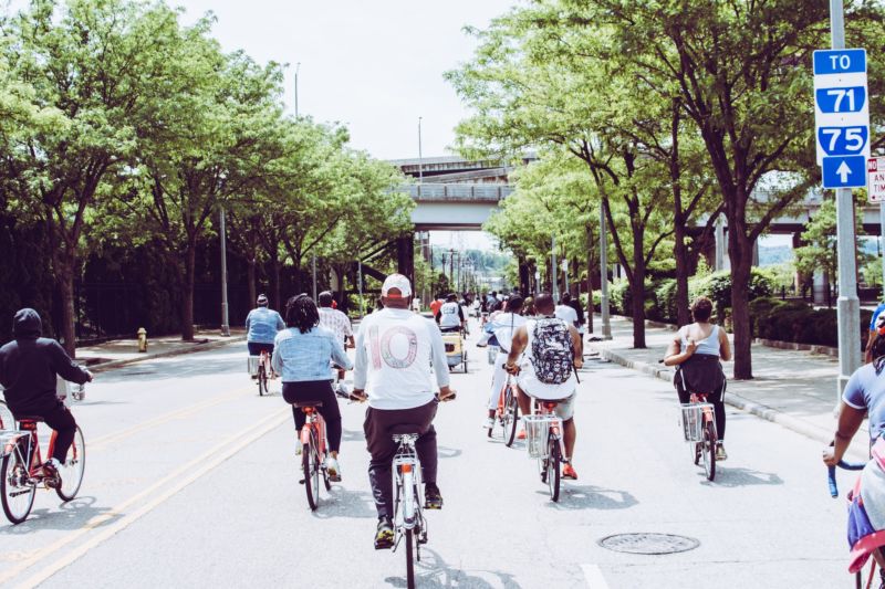 pessoas pedalando na rua