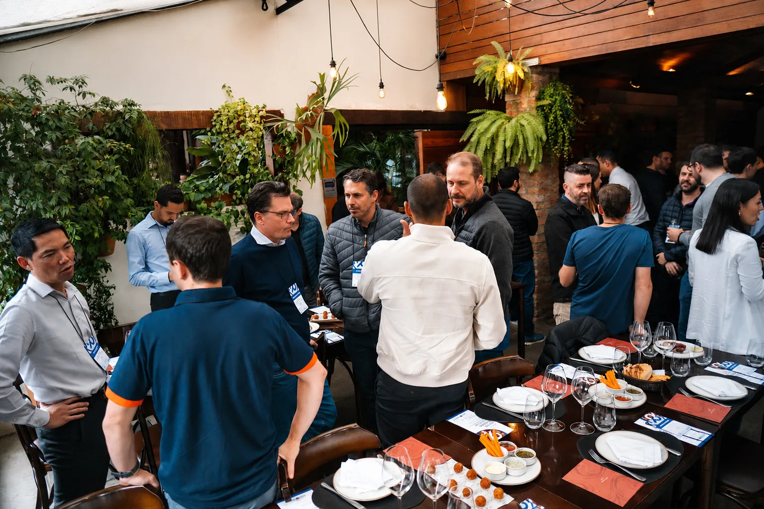 Convidados do evento Juros Baixos Conecta conversam entre as mesas do restaurante Pobre Juan, na Vila Olímpia, em São Paulo