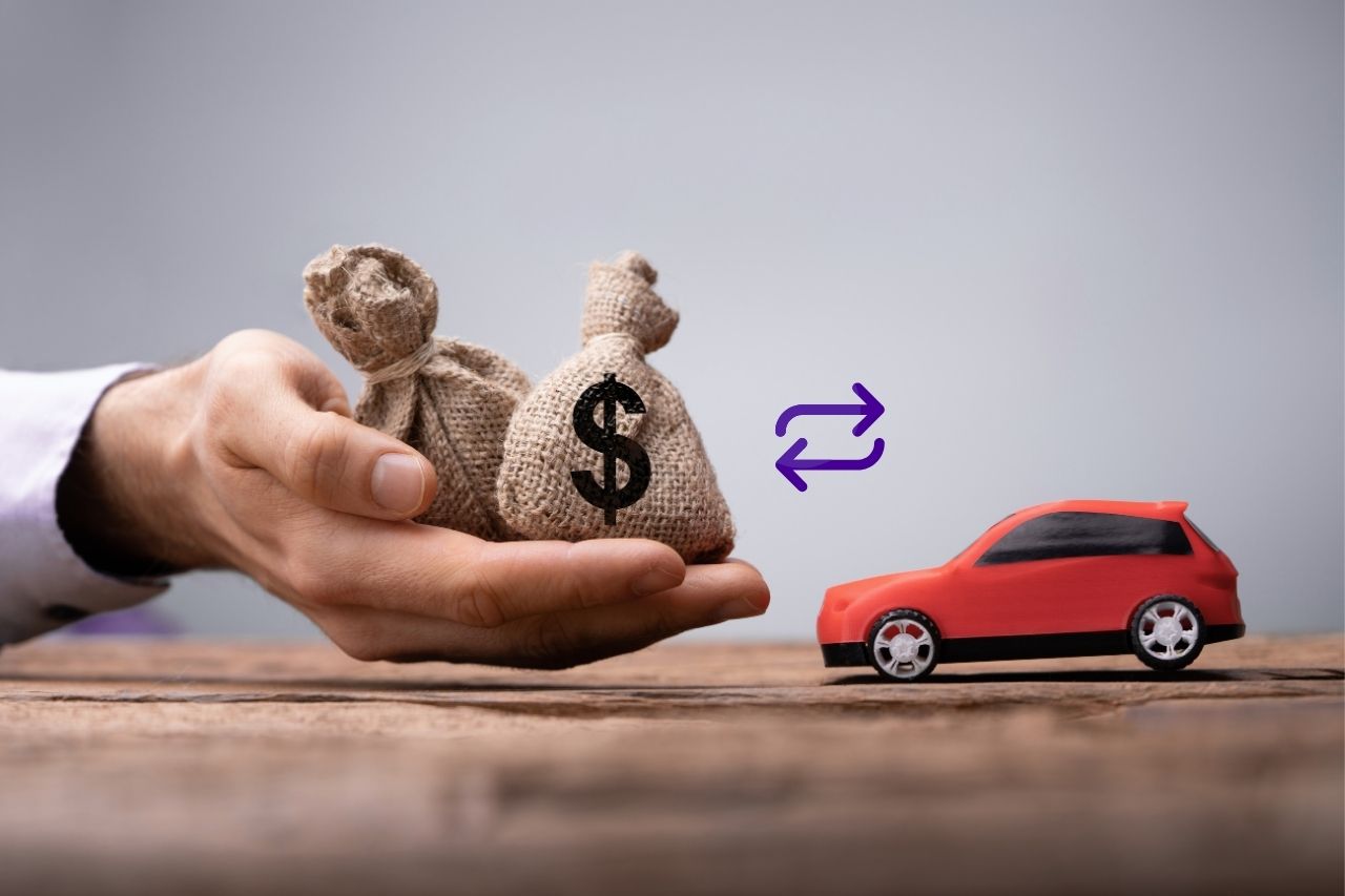 Automóvel e saco de dinheiro em mãos usados como representação do empréstimo com garantia de veículo para negativados