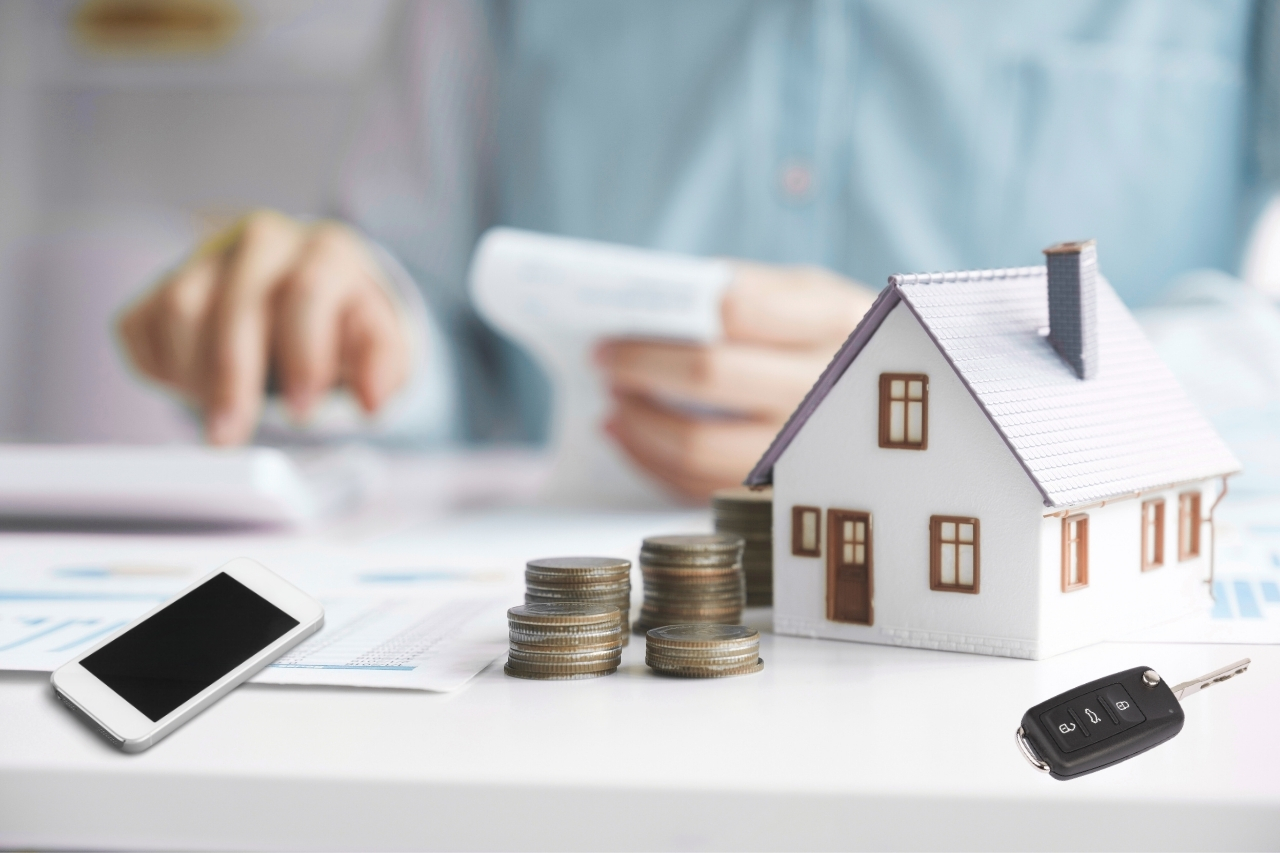 Ilustração de tipos de empréstimo com garantia, mostrando casa, carro e dinheiro como opções de crédito