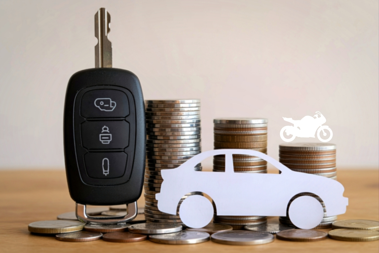 Chave de carro ao lado de moedas e recorte de carro e moto, representando empréstimo com garantia de veículo