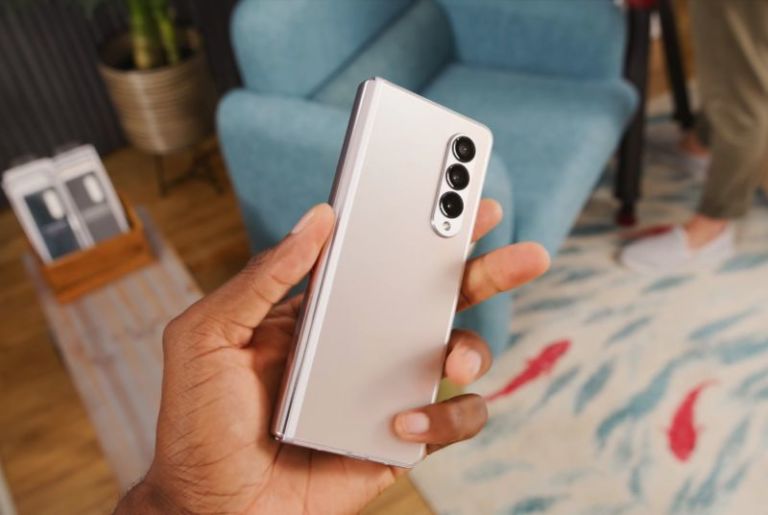 Celular Motorola usado como garantia em simulação de empréstimo com garantia de celular