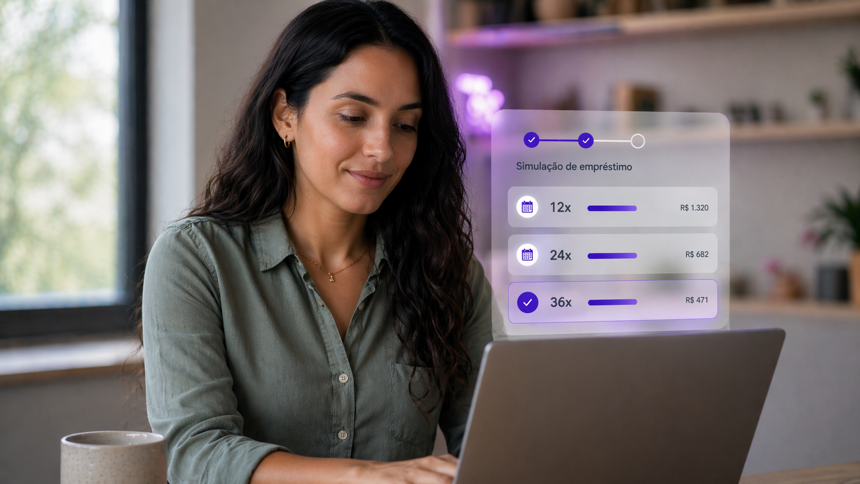 Pessoa simulando empréstimo pessoal online pelo notebook, com valores de parcelas na tela representando o processo